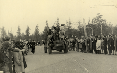 97645 Afbeelding van de intocht van de militairen van het 49th Reconnaissance Regiment (Polar Bears), bij Fort De Bilt ...